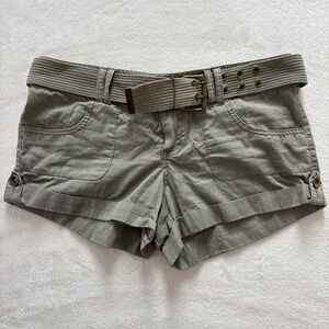 Y2K Dollhouse Women's 7 Olive Green Low Rise Cargo Shorts with Belt